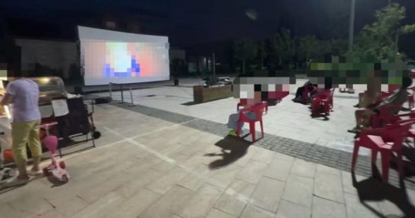 星富优配 天津一景区公然播放盗摄版《罗小黑战记2》，网友质疑“没丁点法律意识”，片方回应：在处理了