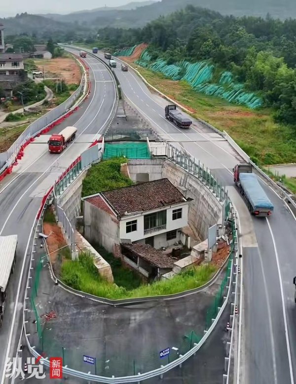 九鼎 纵览热点｜江西“金溪之眼”屋主一家人搬离，村支书：因无法忍受噪音全家已外出租房，房子今后是否拆迁尚无法确定