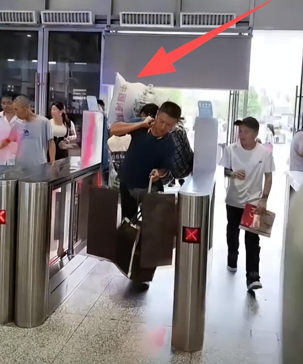 普惠配资 “行李箱都买不起，还敢生4个孩子？”父亲送女儿开学哭穷反被嘲